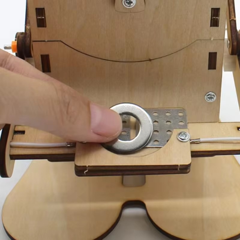 Coin Swallowing Eating Robot M - Science Diy Model recension och pris